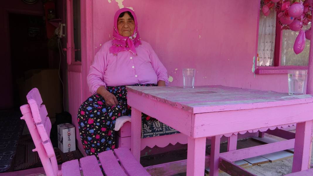 Konya’nın kırmızılı kadınına rakip! Sakine teyzenin pembe hayatı 9